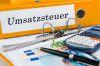 Foto: Aktenordner auf Schreibtisch mit Beschriftung