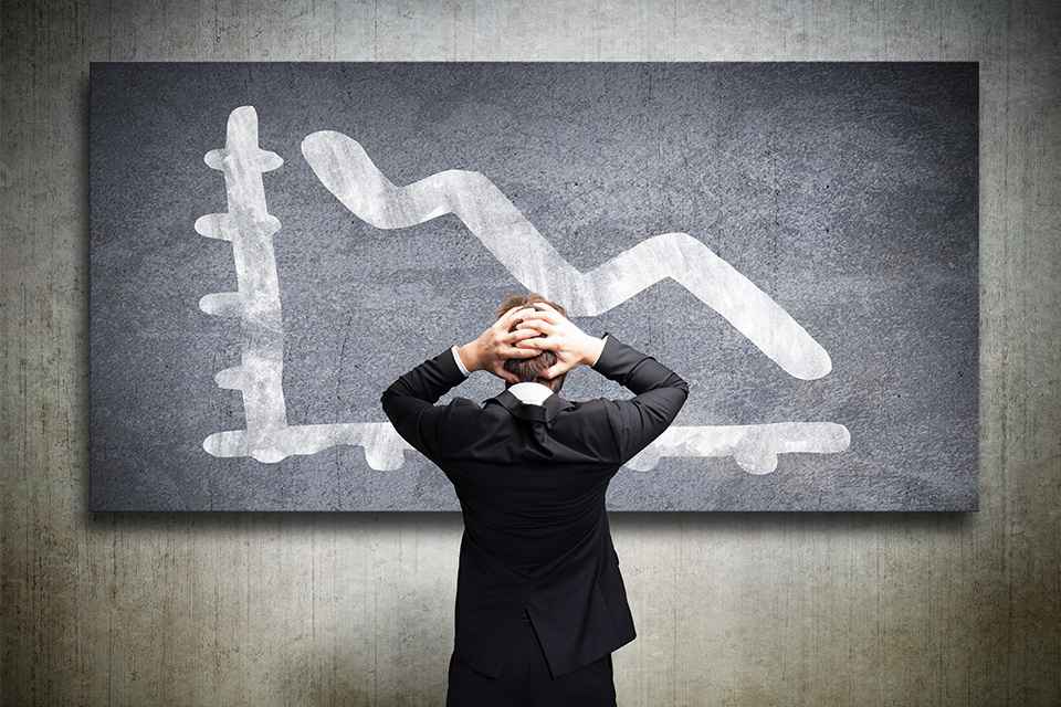 Foto: Person steht vor Tafel