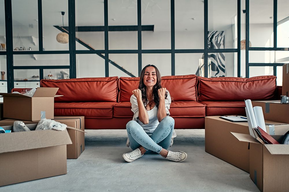 Frau in Wohnung